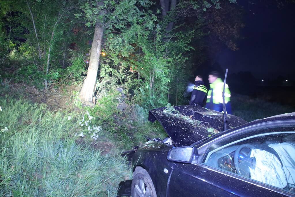 Auto belandt naast de snelweg