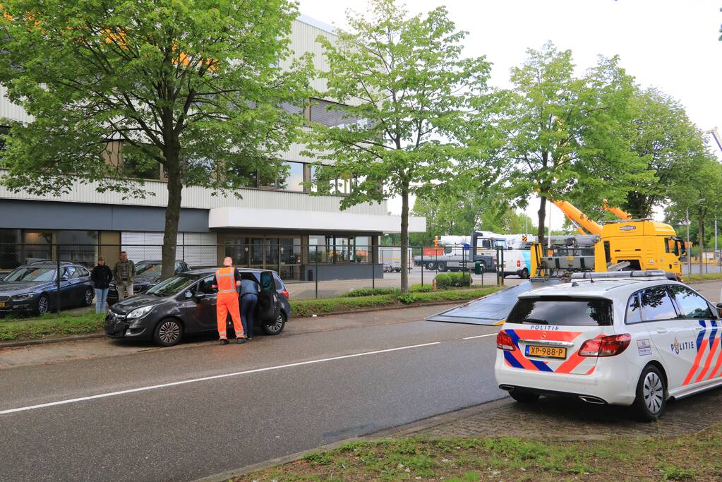 Twee auto's botsen op kruising