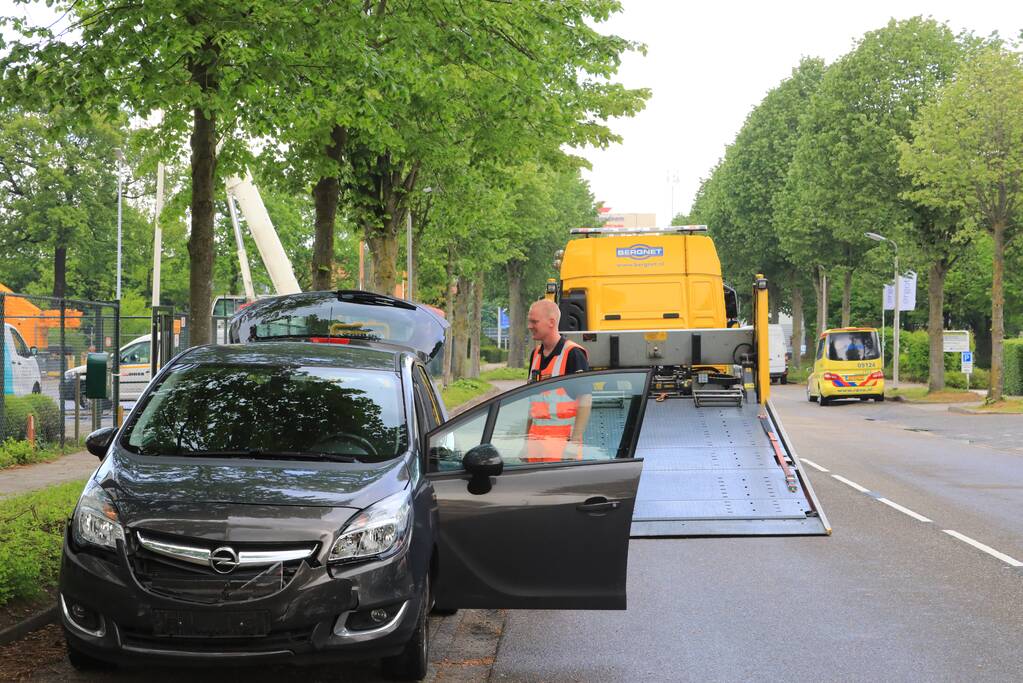 Twee auto's botsen op kruising