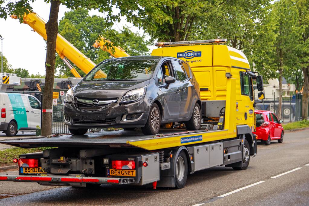 Twee auto's botsen op kruising