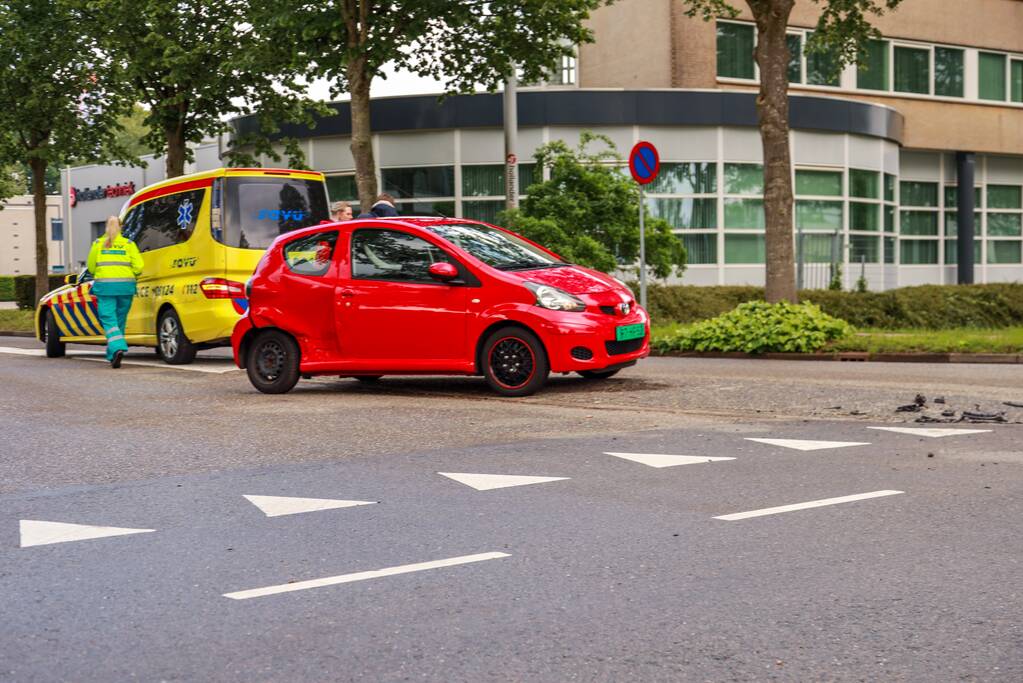 Twee auto's botsen op kruising