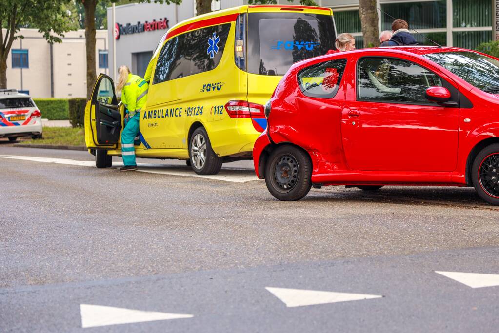 Twee auto's botsen op kruising
