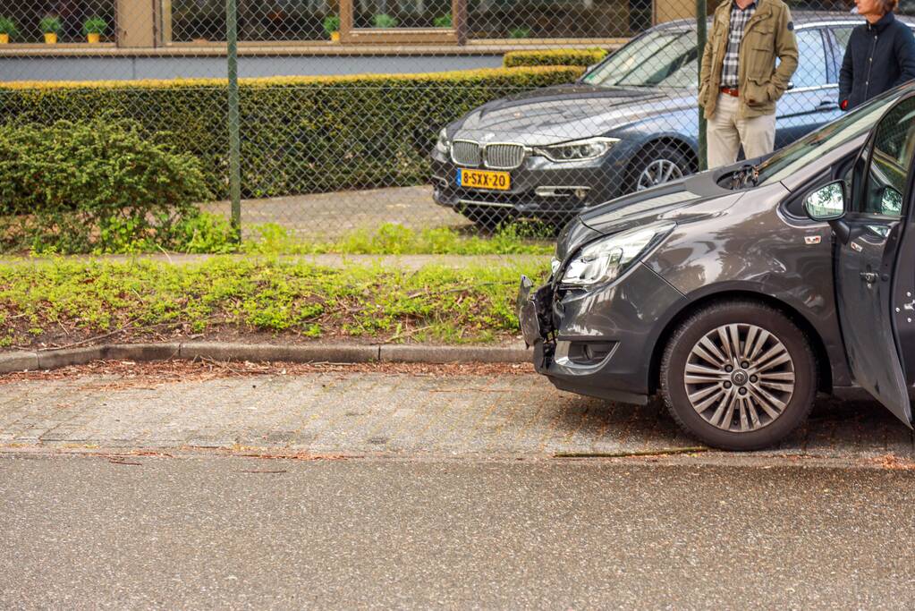 Twee auto's botsen op kruising