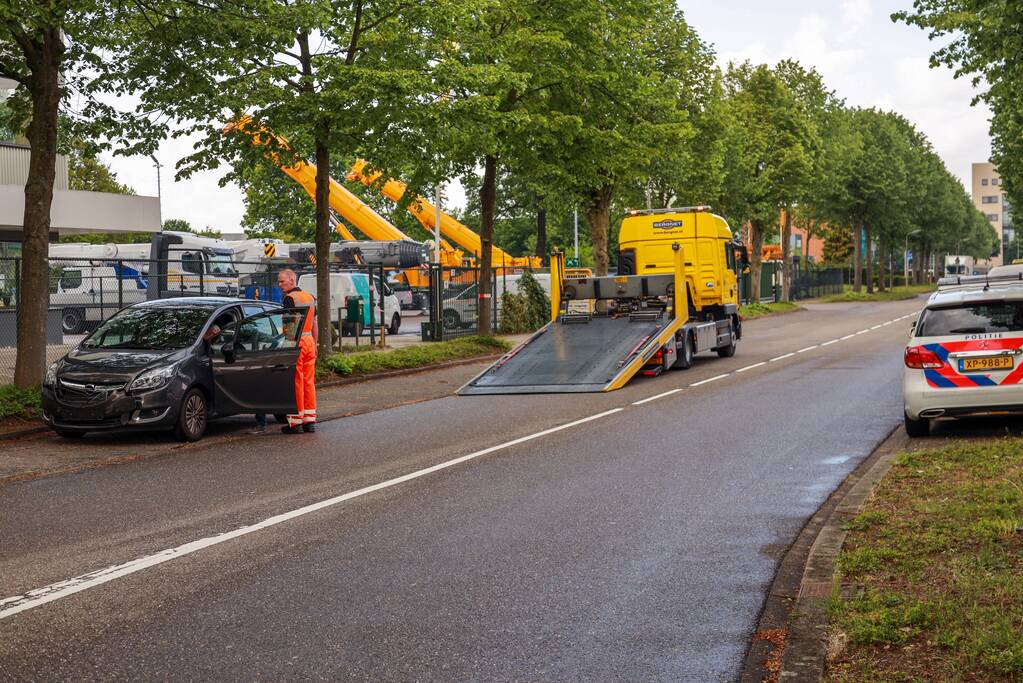 Twee auto's botsen op kruising