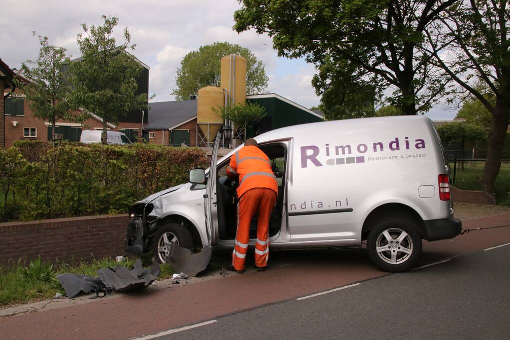 Bestelwagen belandt in de sloot bij aanrijding