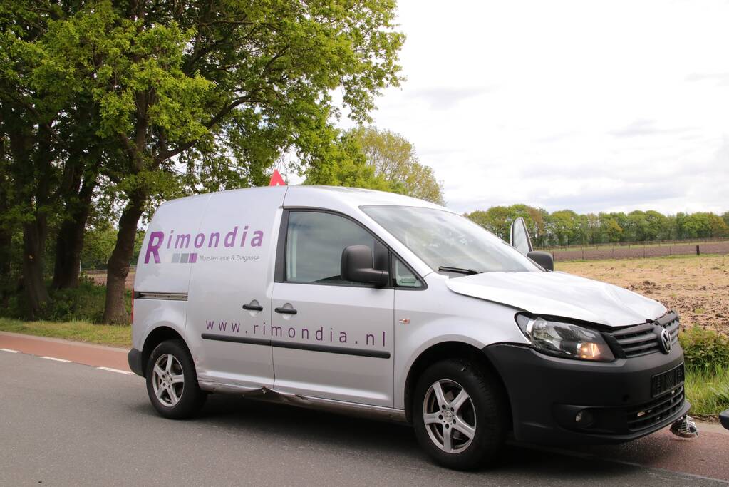 Bestelwagen belandt in de sloot bij aanrijding