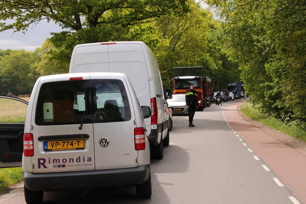 Bestelwagen belandt in de sloot bij aanrijding