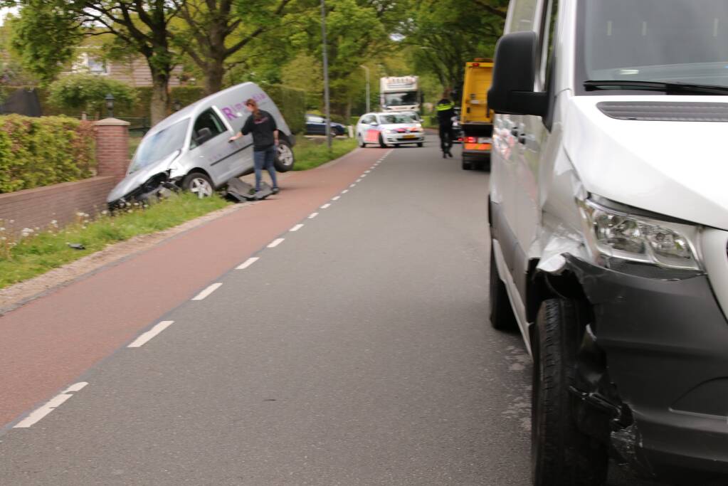 Bestelwagen belandt in de sloot bij aanrijding