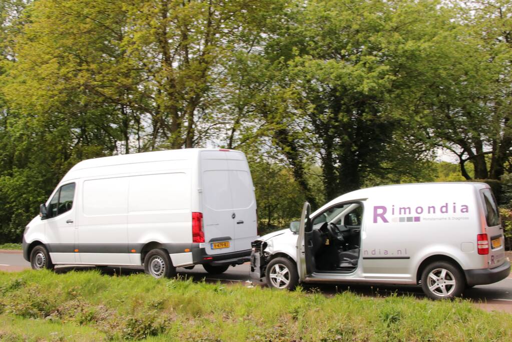 Bestelwagen belandt in de sloot bij aanrijding