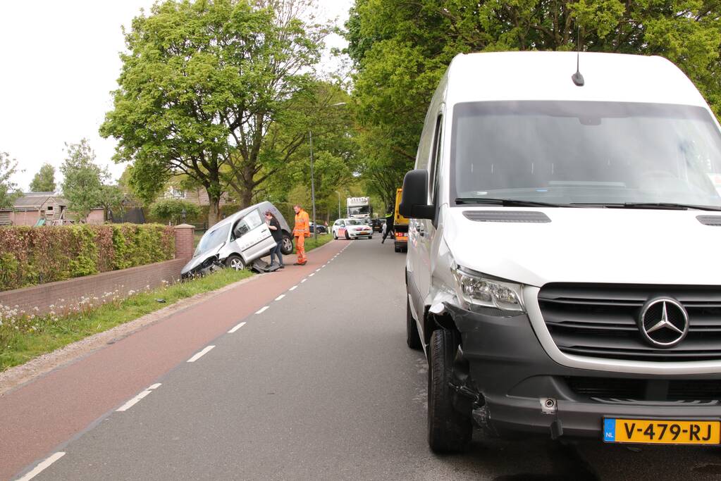 Bestelwagen belandt in de sloot bij aanrijding