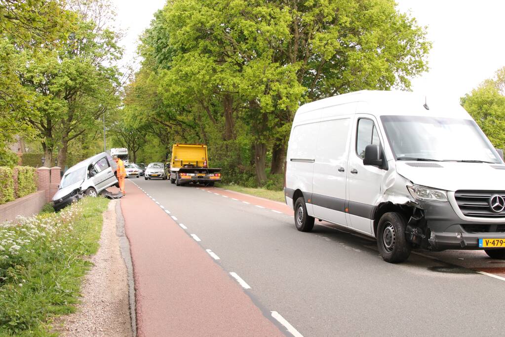 Bestelwagen belandt in de sloot bij aanrijding