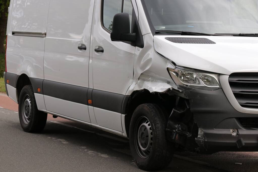 Bestelwagen belandt in de sloot bij aanrijding