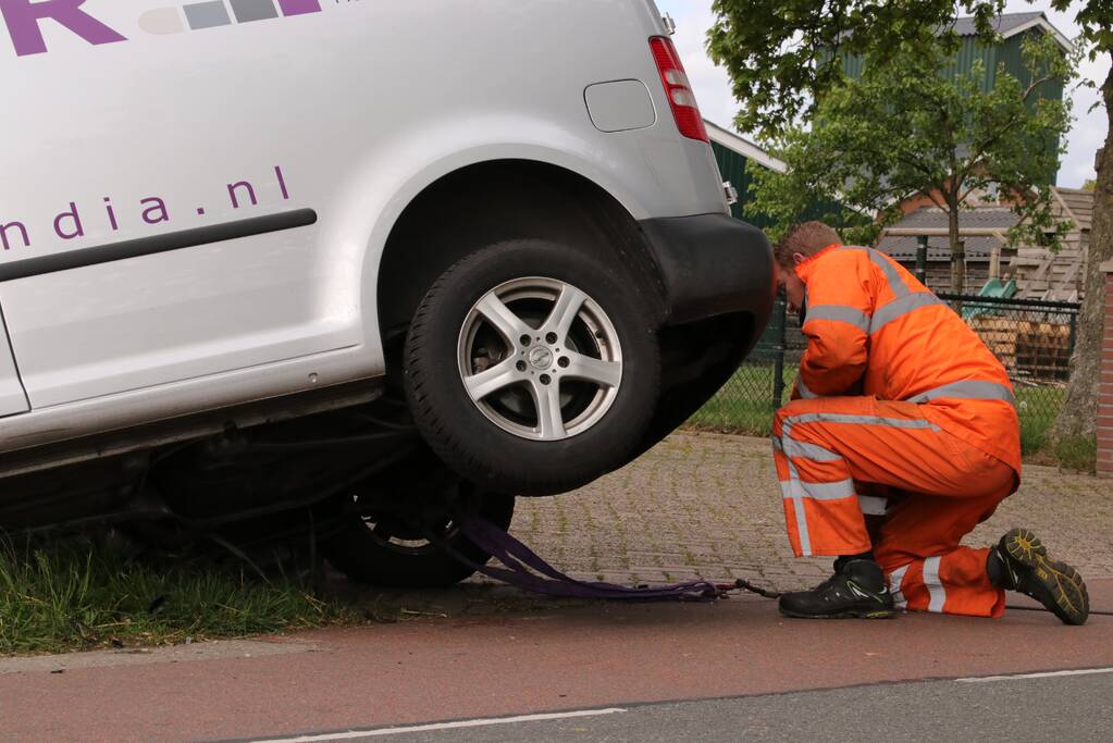 Bestelwagen belandt in de sloot bij aanrijding