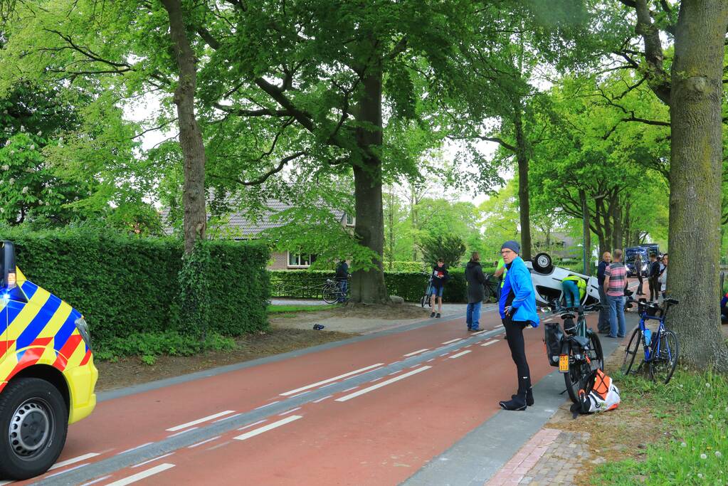 Auto slaat over de kop