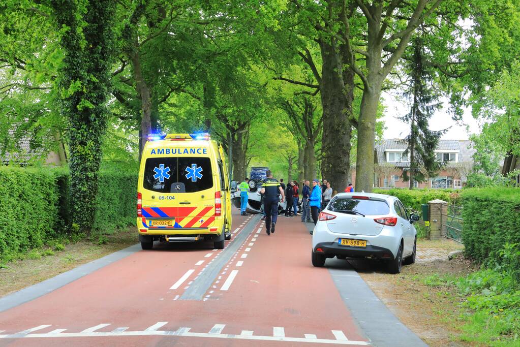 Auto slaat over de kop