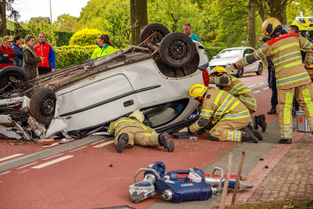 Auto slaat over de kop