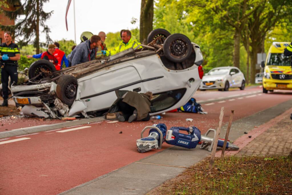 Auto slaat over de kop