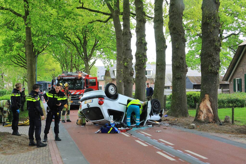 Auto slaat over de kop