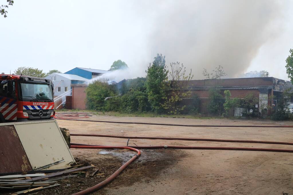 Grote brand verwoest loods in woonwijk