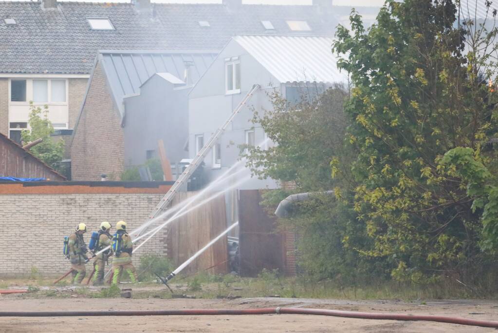 Grote brand verwoest loods in woonwijk