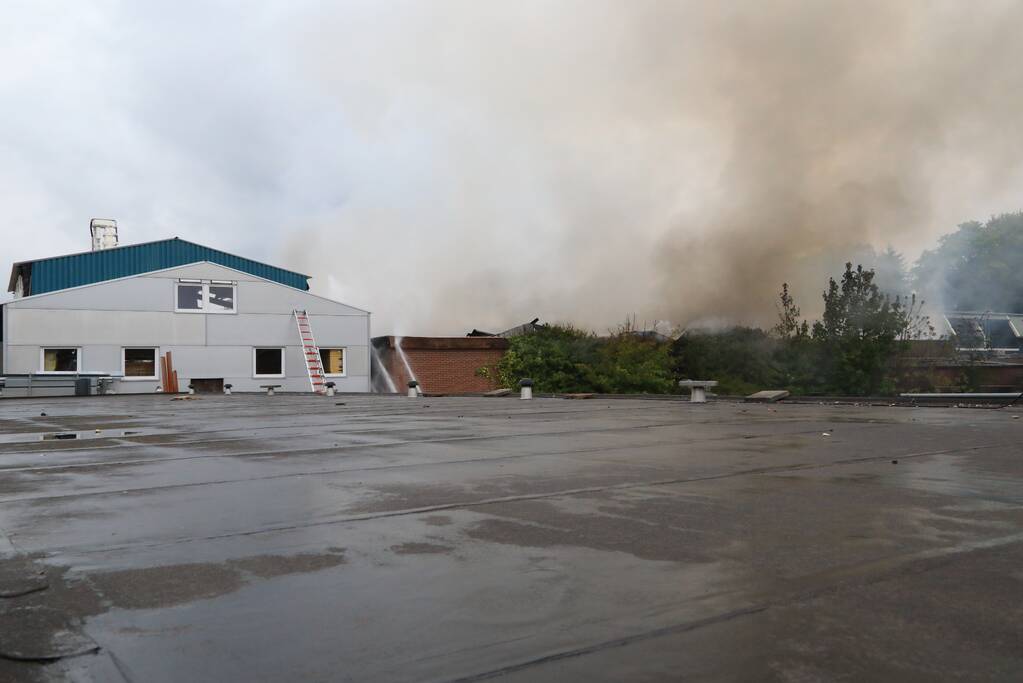 Grote brand verwoest loods in woonwijk