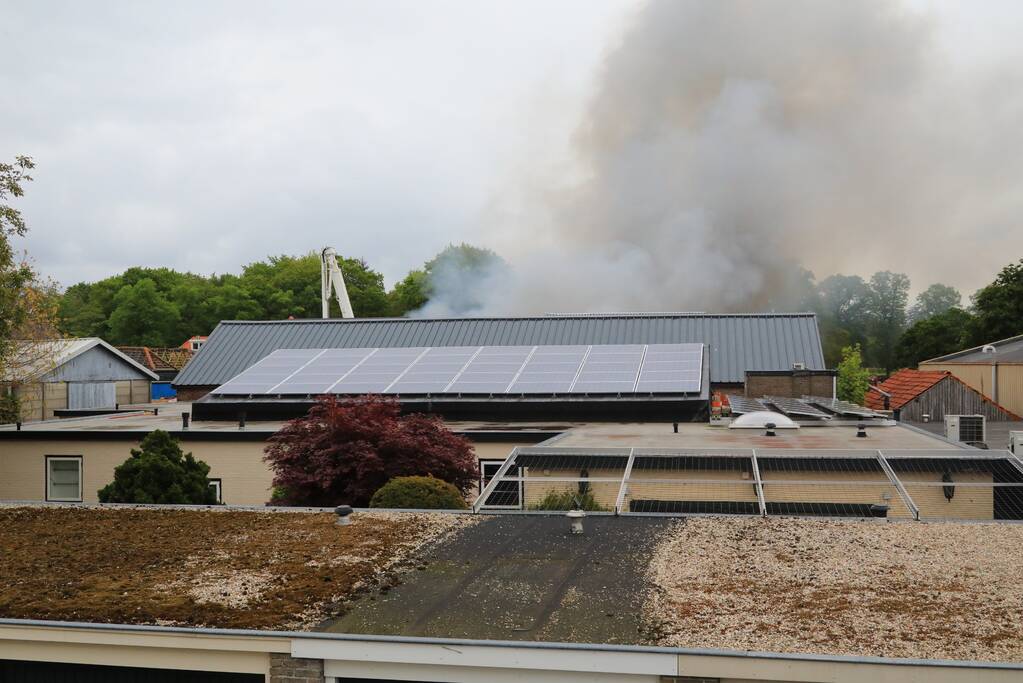 Grote brand verwoest loods in woonwijk