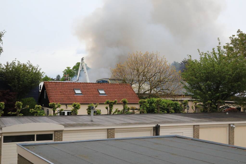 Grote brand verwoest loods in woonwijk