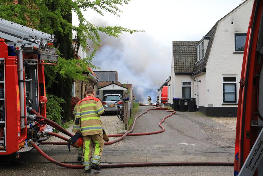Grote brand verwoest loods in woonwijk