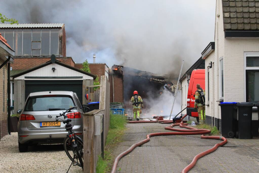 Grote brand verwoest loods in woonwijk