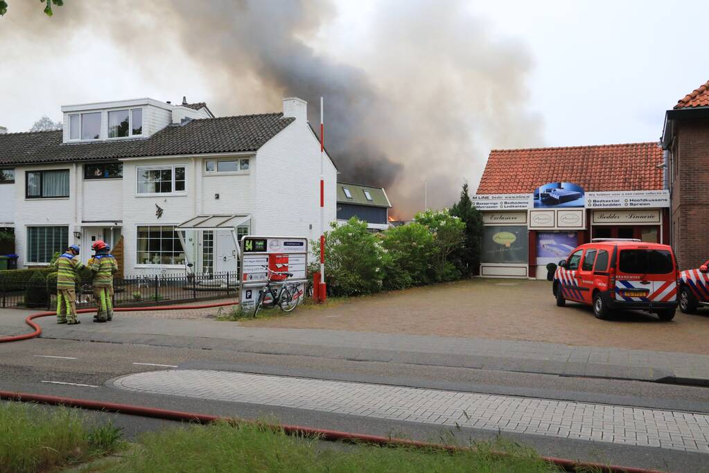 Grote brand verwoest loods in woonwijk