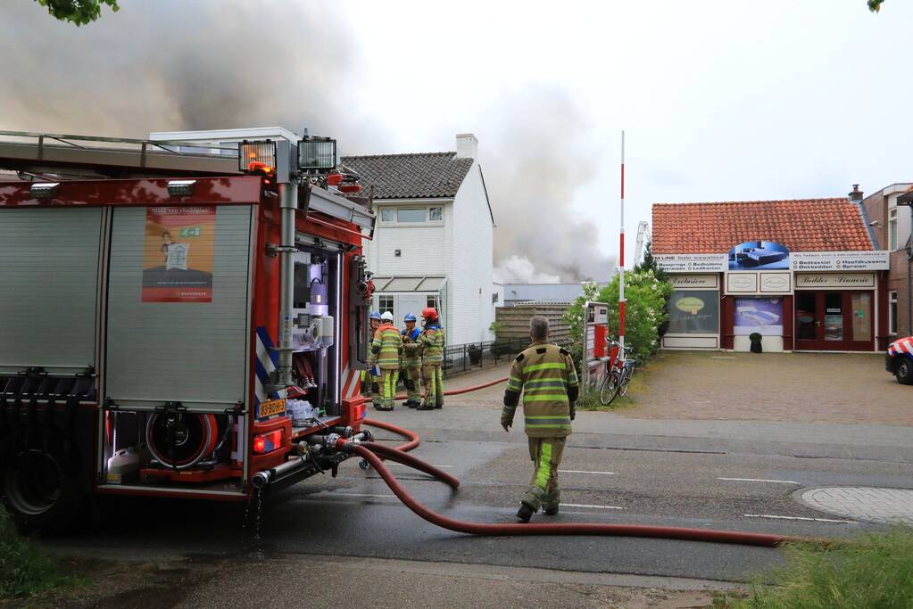 Grote brand verwoest loods in woonwijk