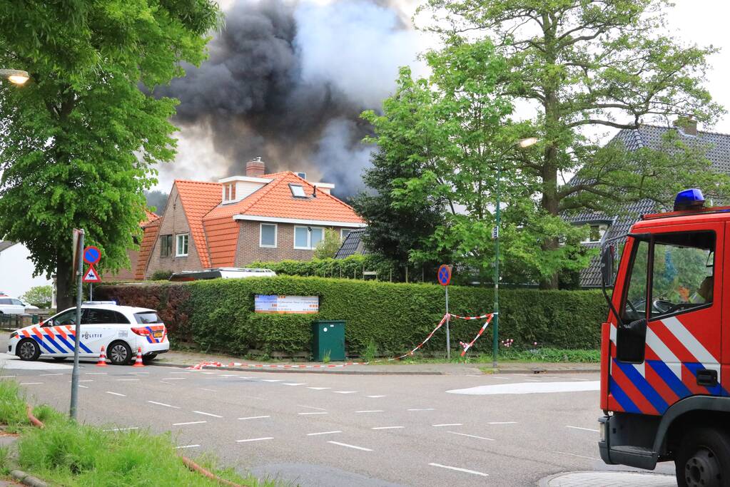 Grote brand verwoest loods in woonwijk