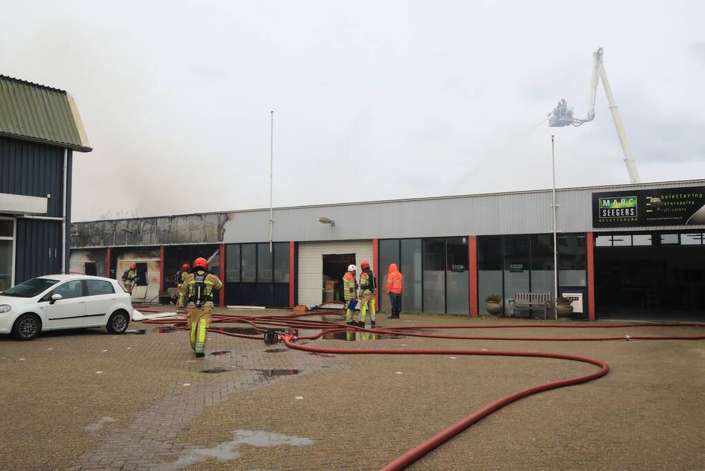 Grote brand verwoest loods in woonwijk