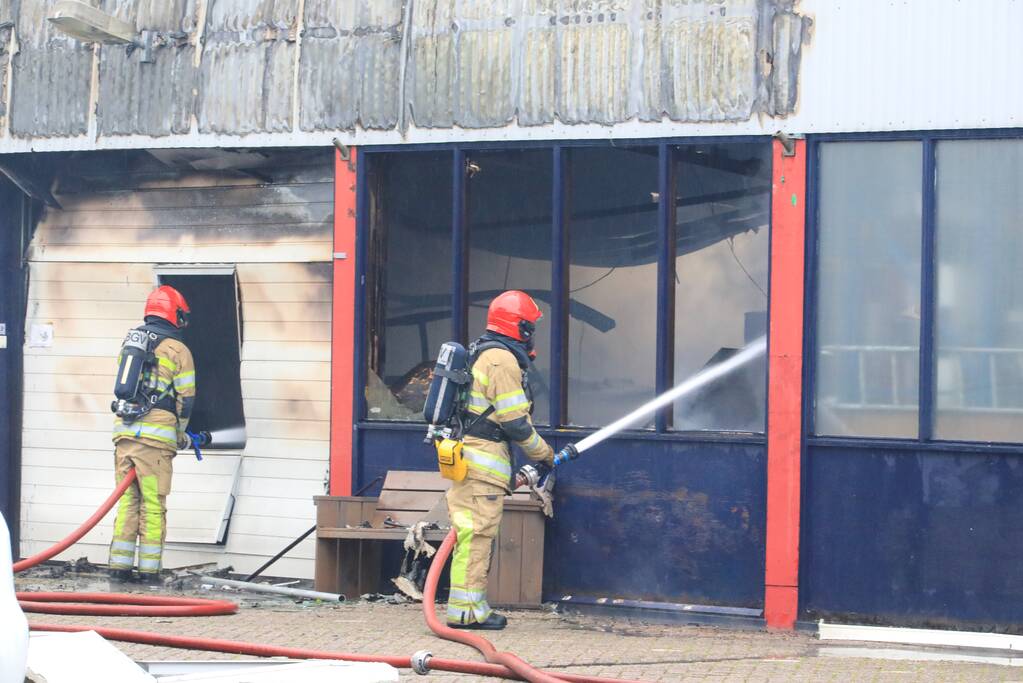 Grote brand verwoest loods in woonwijk