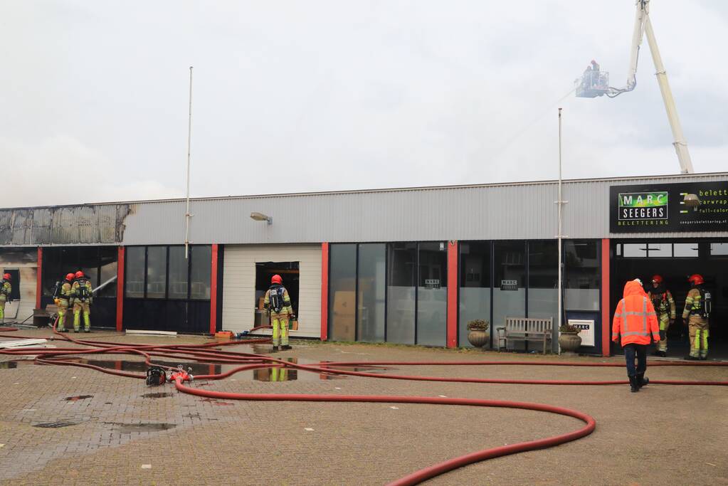 Grote brand verwoest loods in woonwijk