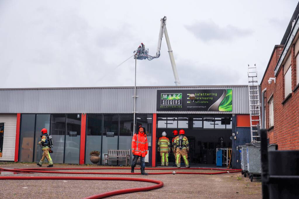 Grote brand verwoest loods in woonwijk