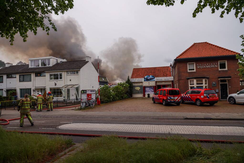 Grote brand verwoest loods in woonwijk