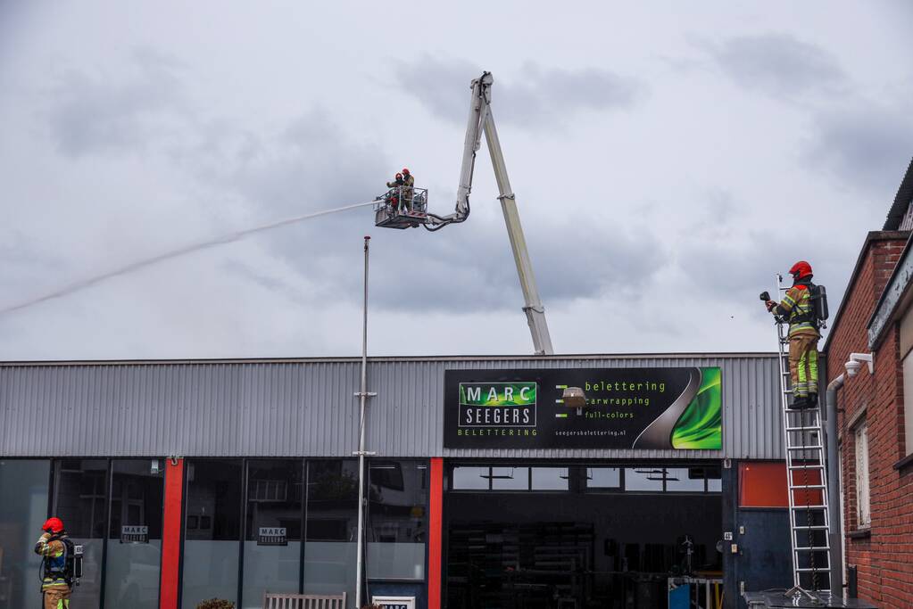 Grote brand verwoest loods in woonwijk