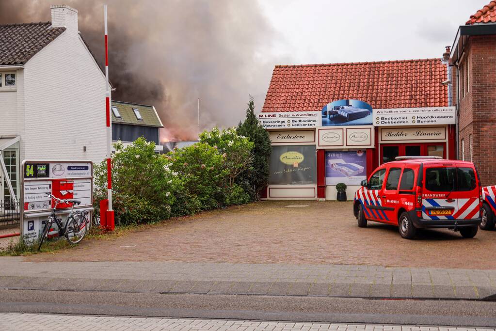 Grote brand verwoest loods in woonwijk
