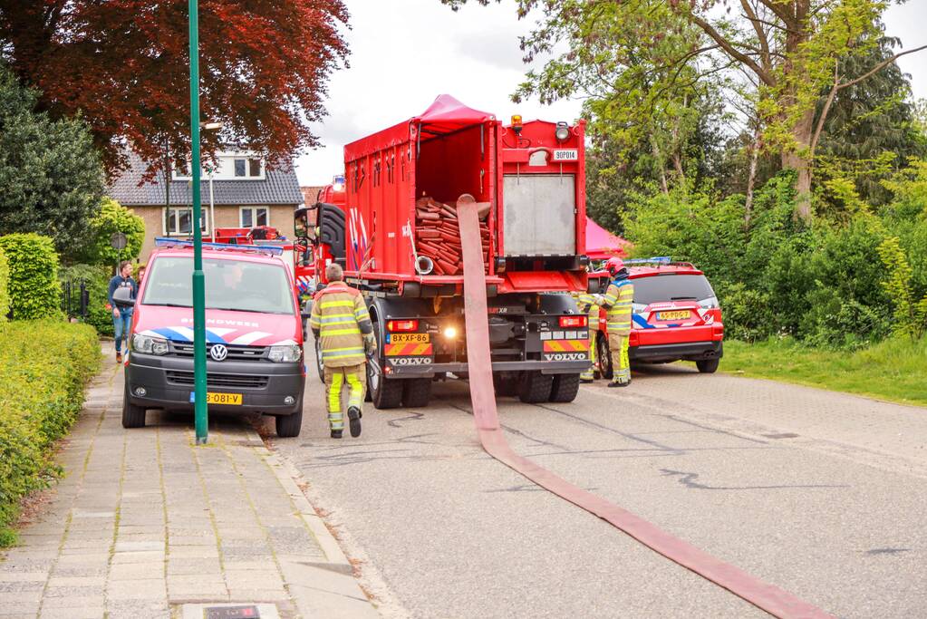 Grote brand verwoest loods in woonwijk