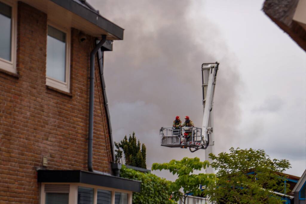 Grote brand verwoest loods in woonwijk