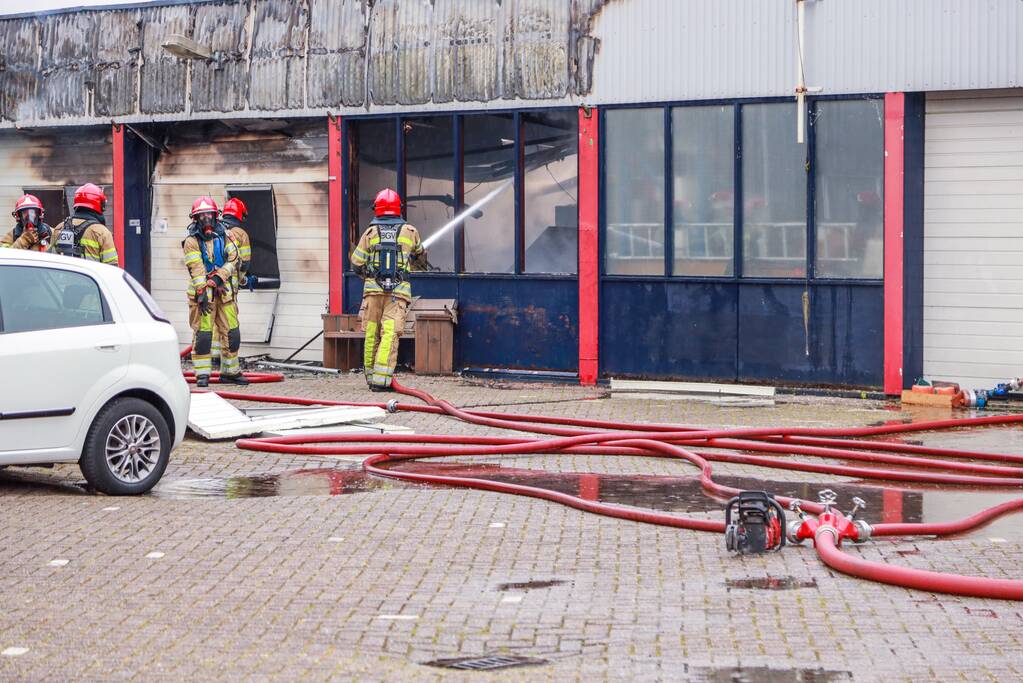 Grote brand verwoest loods in woonwijk
