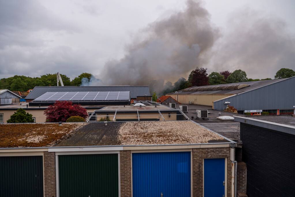 Grote brand verwoest loods in woonwijk