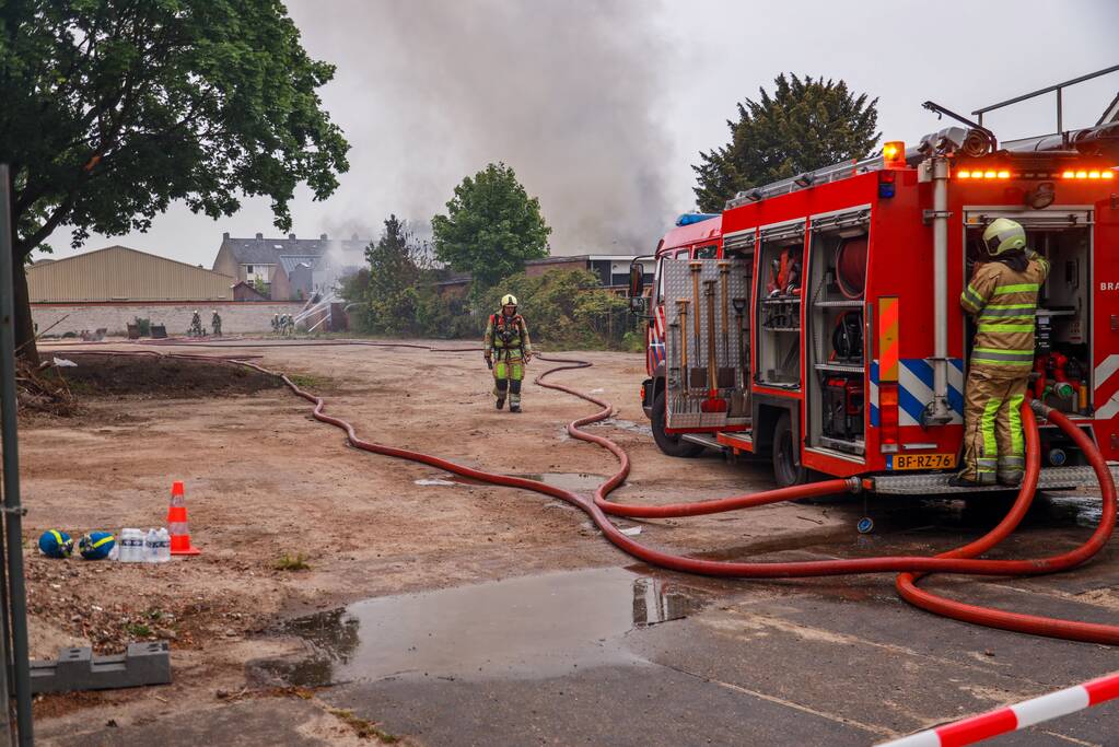 Grote brand verwoest loods in woonwijk