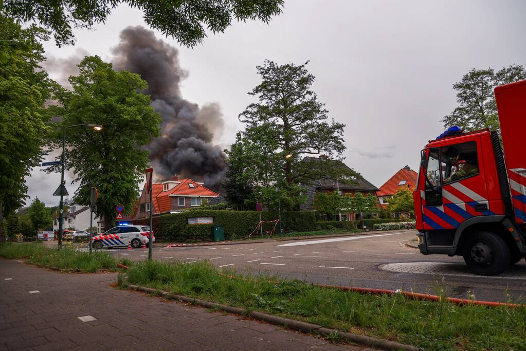 Grote brand verwoest loods in woonwijk