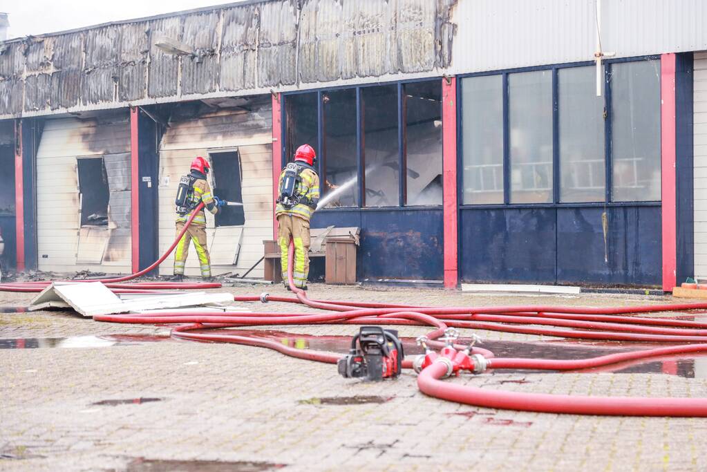 Grote brand verwoest loods in woonwijk