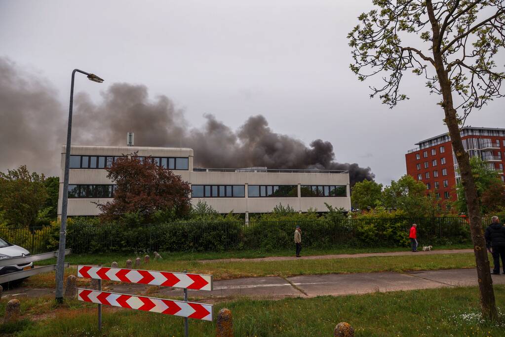 Grote brand verwoest loods in woonwijk