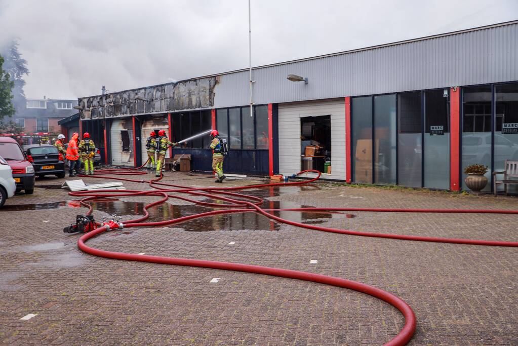Grote brand verwoest loods in woonwijk