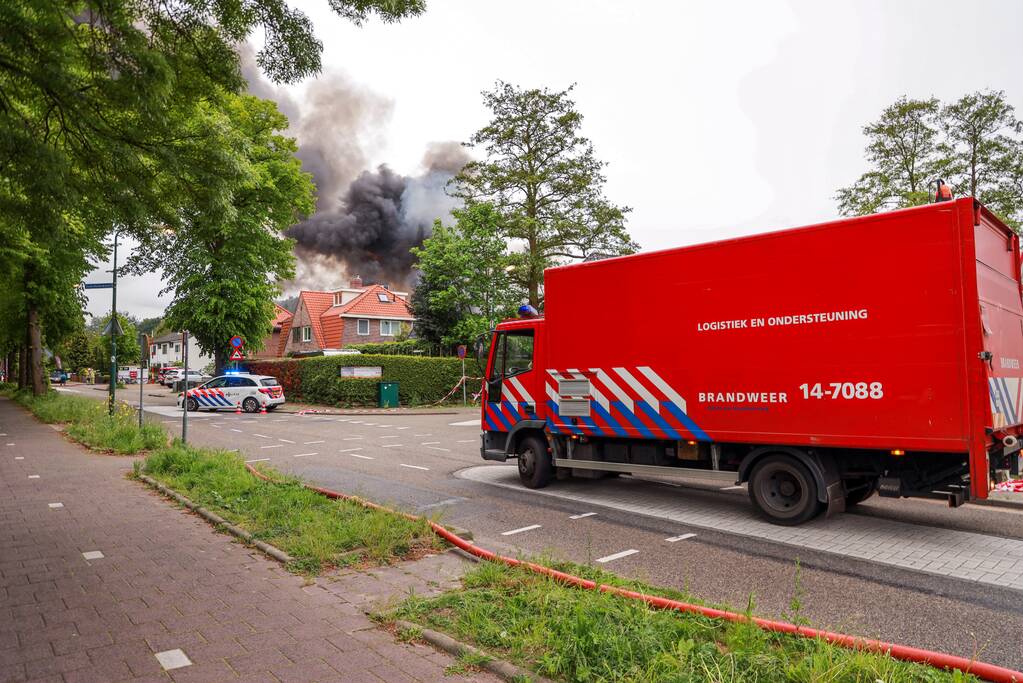 Grote brand verwoest loods in woonwijk