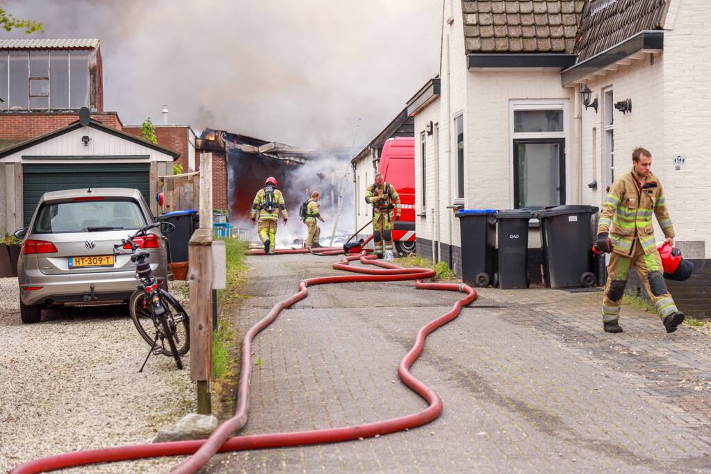 Grote brand verwoest loods in woonwijk